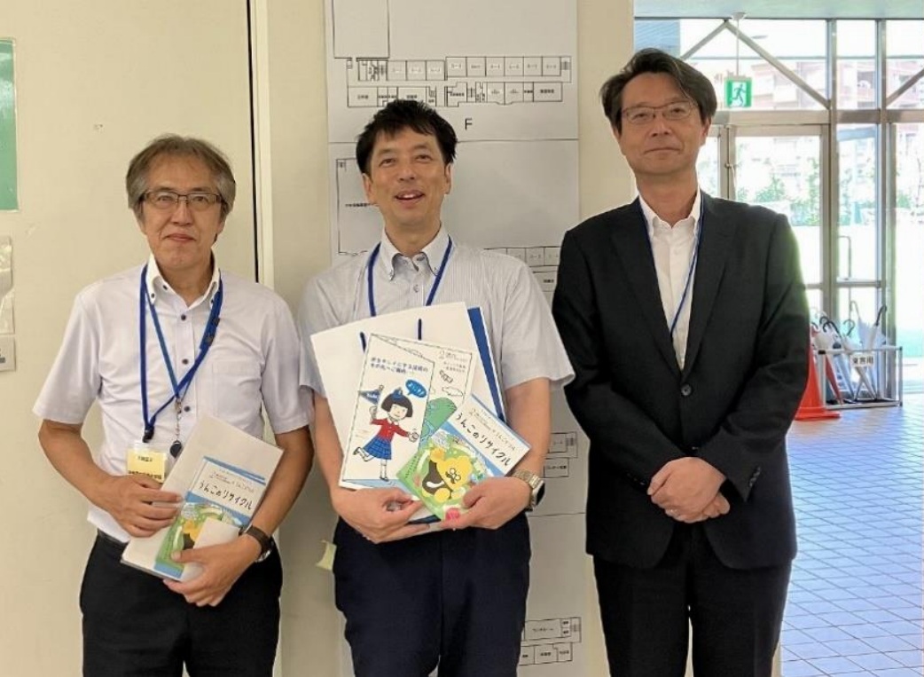 佃島小学校での贈呈（写真中央が高橋副校長）