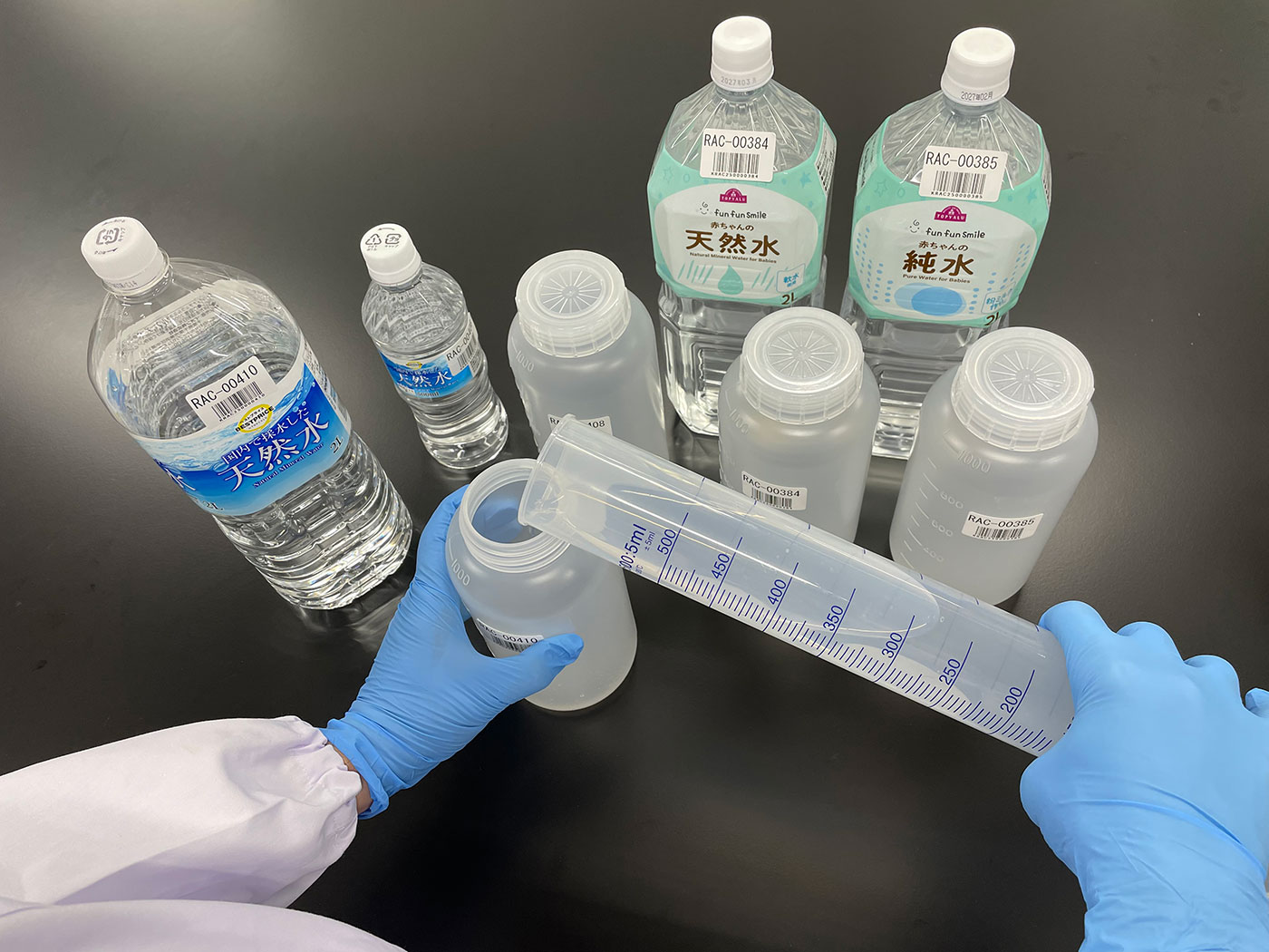 検査の様子_　「トップバリュ」で安全確認　ミネラル水のＰＦＡＳ　イオン、自主基準も　