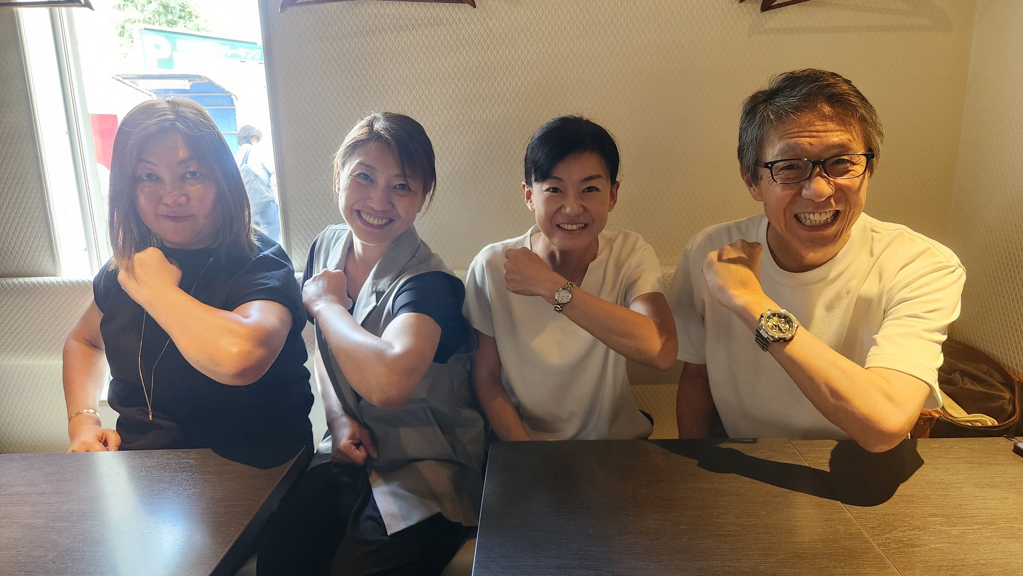 (左から)小林昌代ファッション分科会リーダー、武本佳弥全産連女性部協議会世話人、清水美保兵庫女性部会部会長、岩元美智彦JFEPLAN会長