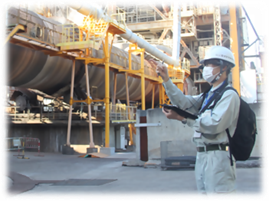 アナログ規制見直しによるデジタル技術活用―産廃処理施設への立入検査をオンライン化 デジタル庁戦略・組織G デジタル改革企画(法制・制度) 環境省 環境再生・資源循環局 廃棄物規制担当参事官室_ウェアラブルカメラを用いた検査の様子(埼玉県提供)