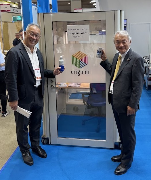 防災・減災関連製品をPR UACJ、「危機管理産業展」に出展 石原会長がリサイクルの重要性言及_アルミ製「Origami」の前に立つ石原取締役会長(右)と隈元取締役専務執行役員