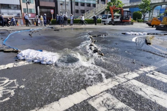 国土交通省上下水道審議官グループ水道事業課長 筒井誠二氏に聞く 持続可能な水道の実現へ基盤強化の着実な推進を_京都市国道1号で発生した漏水事故(国交省資料より)