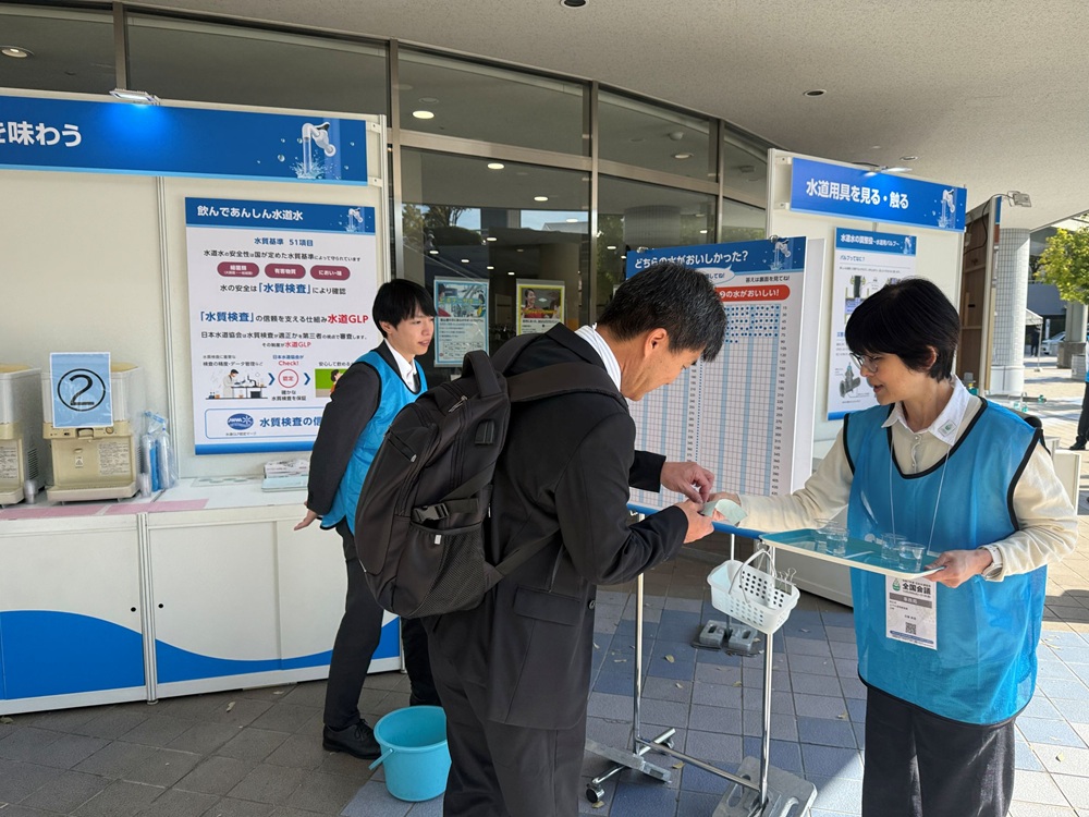 水道水のおいしさを飲み比べてＰＲ