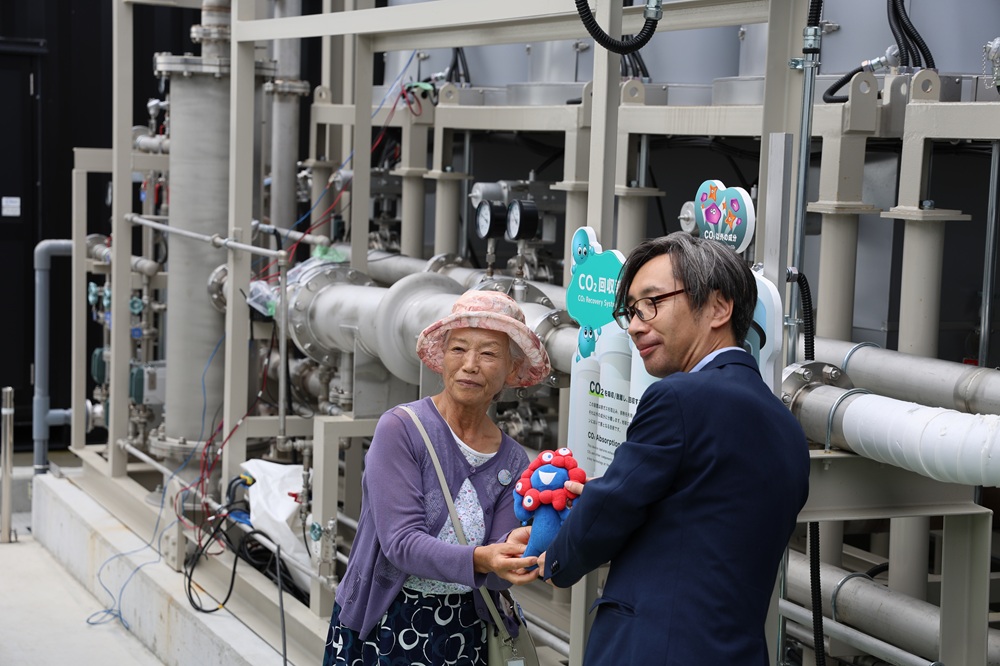 「ＤＡＣなどの新技術に明るい未来」　万博おばあちゃん　CO2の分離・回収、貯留実証現場を見学_施設見学のラストをあきらめた「地球の恵みステーション」での記念撮影
