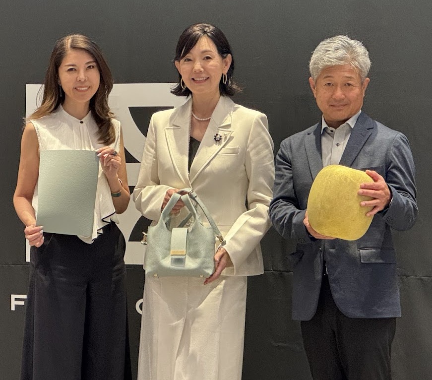 ブイをアップサイクルしたバッグ「MARINA」　ＦＵＭＩＫＯＤＡが発売_発表会に臨んだ（左から）ＦＵＭＩＫＯＤＡの幸田フミ代表取締役、俳優のとよた真帆氏、ＡｆＢの野村浩一理事