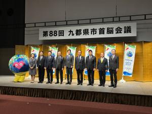 九都県市首脳の集合写真（右から、東京都副知事、相模原市長、川崎市長、埼玉県知事、横浜市長、神奈川県知事、さいたま市長、千葉市長、千葉県副知事）