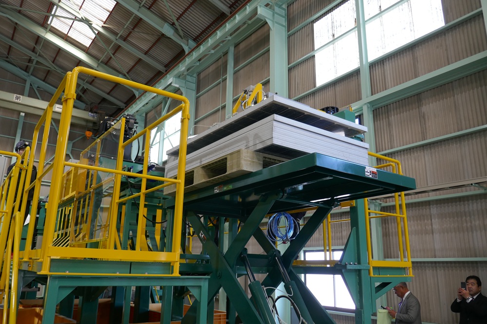 丸東　ソーラーパネルリサイクルセンターならは落成式開催　ガラスわけーるⅢ型システム採用　原発事故避難地域唯一の処理施設　再生可能エネルギーによる地域振興に寄与_パネルを装置に導入