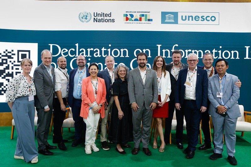 気候変動　「偽情報」の対処で宣言　ＣＯＰ30　ブラジルなど12カ国が署名　正確で根拠に基づく情報アクセスを_宣言が発表されたセッションの参加者（提供・ブラジル政府）