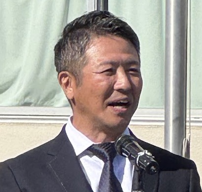 あいさつする高橋社長