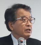 あいさつする梶原成元理事長