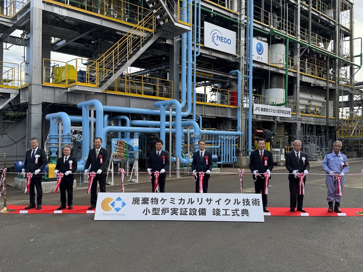 竣工式でテープカットが行われた