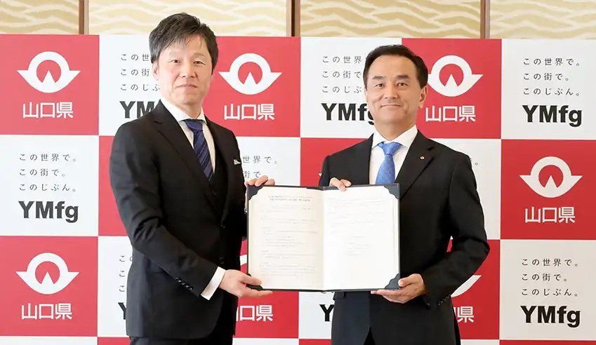 コンビナートエリアのGX実現などに関して連携した椋梨社長（左）と村岡県知事（11月21日、山口県庁）_山口FG、「GX戦略地域」選定目指す　県と脱炭素促進に注力