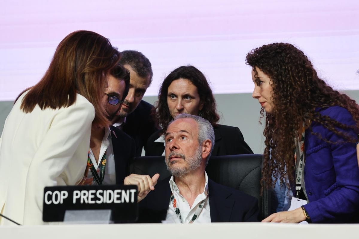 「脱化石燃料」工程表を削除　ＣＯＰ30合意文書　産油国等の反対で明記せず　適応資金は35年までに３倍_ラーゴ議長（中央）の決定に強い批判が出されたＣＯＰ30（提供・国際持続可能開発研究所）