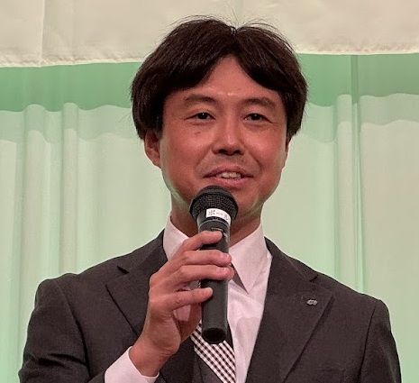 あいさつする加山順一郎社長