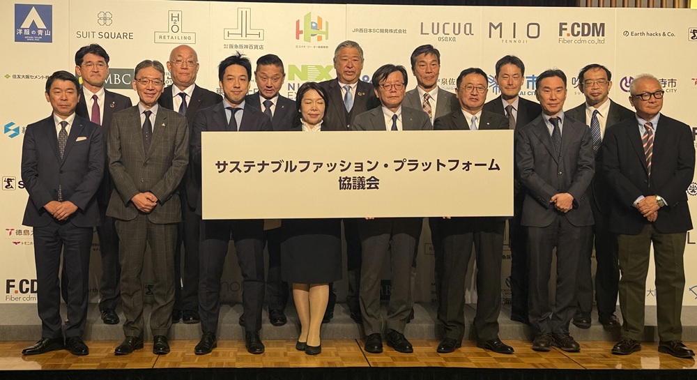 参画企業の代表による記念撮影