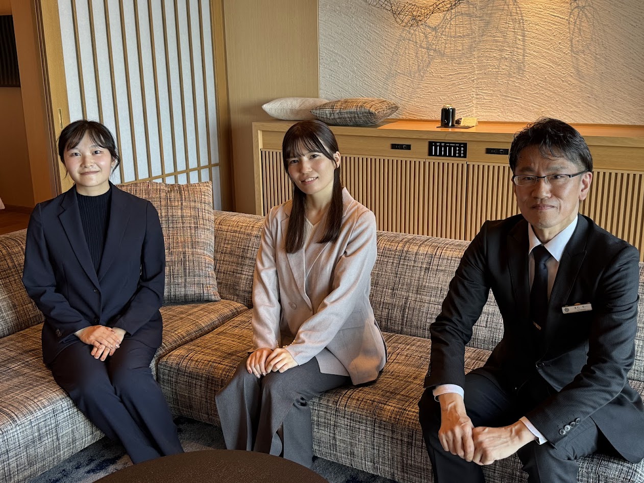 本来は捨てられてしまう「地域のもの」をアートに　ＡＣＴＡ＋とオリックス・ホテルマネジメントが協働　全国20施設でサステナブルな体験展示を11月に開催_（左から）ＡＣＴＡ＋広報の林美咲氏、オリックス・ホテルマネジメントサステナビリティ推進チームの金井紫帆氏、熱海・伊豆山 佳ら久総支配人の辰巳哲一氏