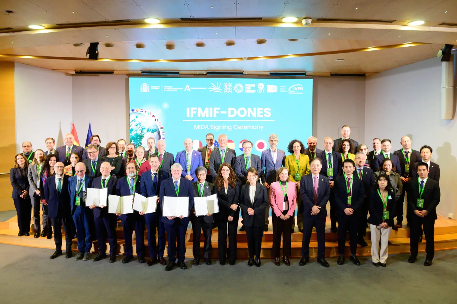 日欧連合で核融合炉材用試験施設　協定締結、建設地はスペイン　法的枠組み構築_合意の署名式の様子