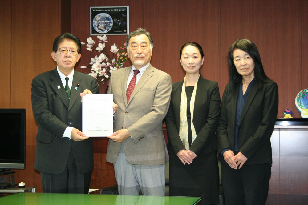 左から金子国交相、家田委員