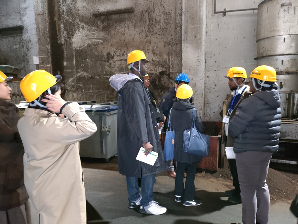 生ごみたい肥化・燃料化施設の視察が行われた