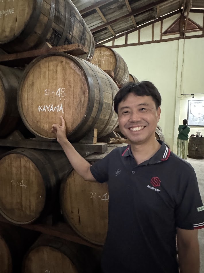 11月に行ったラオスツアーでは、ラム酒製造所も訪問。自身の樽の前で