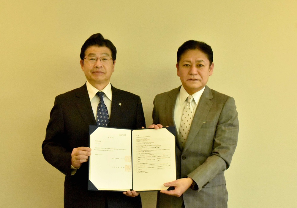 墨田区がプラ資源循環法に基づく「再商品化計画」で認定　エム・エム・プラスチックが再商品化実施者_懇談会に臨んだ墨田区の山本享区長（左）とエム・エム・プラスチックの森村努代表取締役