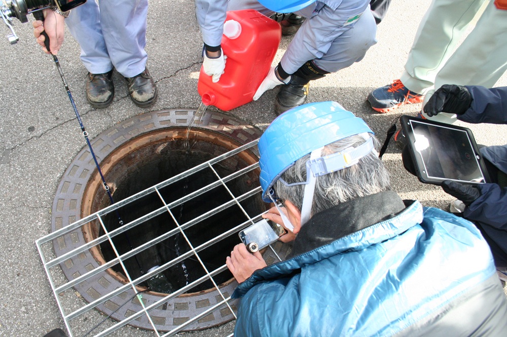 はるひ建設と栗本鐵工所　下水道用カプセルカメラ　千葉市の管路で実証実験_実証実験の様子
