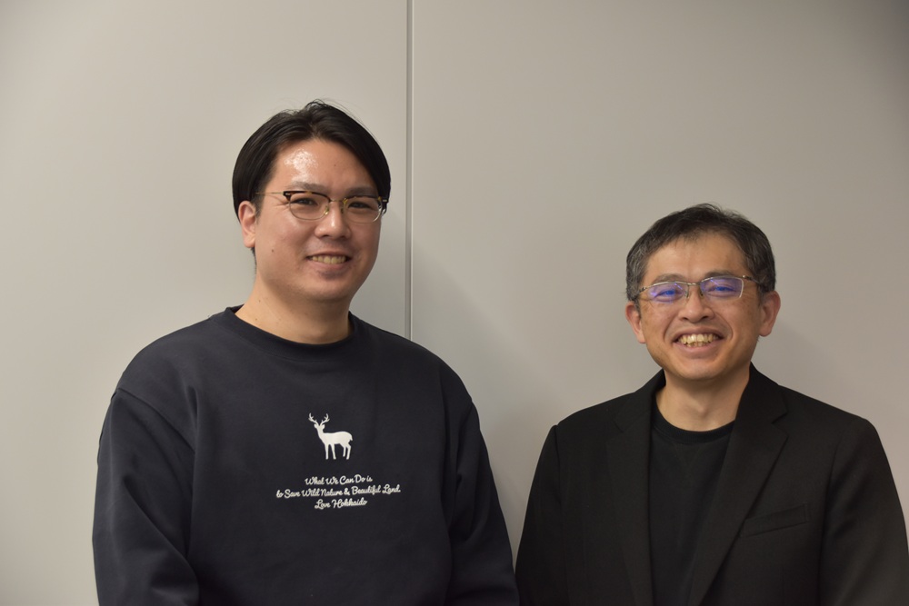 溶媒抽出が導くＰＦＡＳ問題の「根本治療」（上）　エマルションフローテクノロジーズ 鈴木裕士社長に聞く　「〝セーフティＰＦＡＳ〟活用の社会構造維持と徹底管理は両立する」_エマルションフローテクノロジーズの鈴木社長（右）と事業開発部の柴田泰行氏