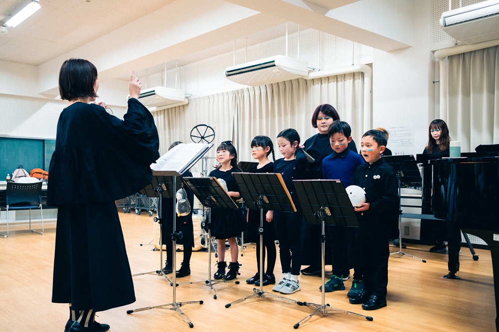 音の波が、語ることは（19）　１月、こどもの音　海を歌い、考える　深海合唱団　みさ　こどもたちの豊かな歌声が響き続ける世界に　美しい環境を残していくのは、私たち大人の責務_仕事体験プログラムの様子（助成協力：海と日本プロジェクト）