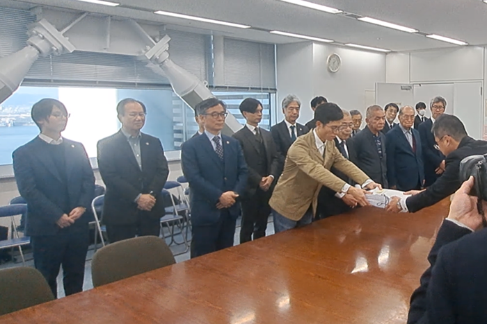 大阪府摂津市のＰＦＡＳ問題　住民側が公害調停を申請　ダイキンに健康調査など求める_申し立ての様子（出典・ダイキンＰＦＡＳ公害調停をすすめる会）