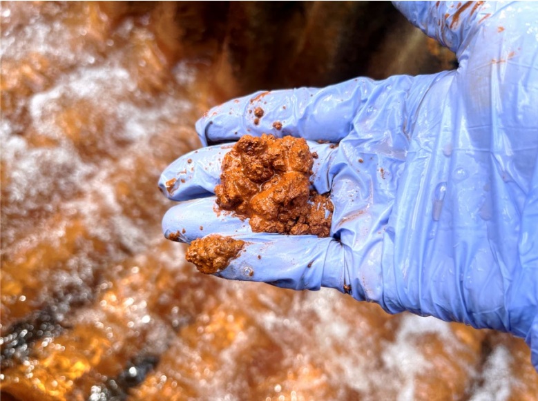 銅を濃縮・回収する細菌　愛媛大らが発見　50万倍の鉱石レベルへ_鉱山跡地の鉄沈殿物