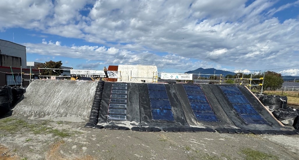奥村組　発電と斜面防災を両立　次世代太陽電池シートの実証開始_実証試験の様子