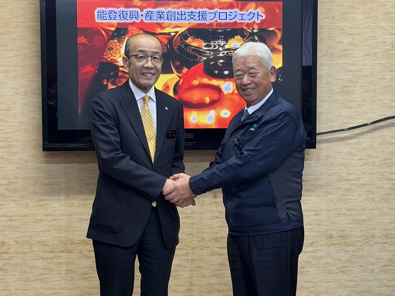 能登半島地震から２年、復旧から復興のステージへ　タケエイが輪島市と「能登復興・産業創出支援プロジェクト」　バイオマス発電など４事業展開_昨年12月17日の記者会見で、握手する輪島市の坂口茂市長（左）とタケエイの三本守会長