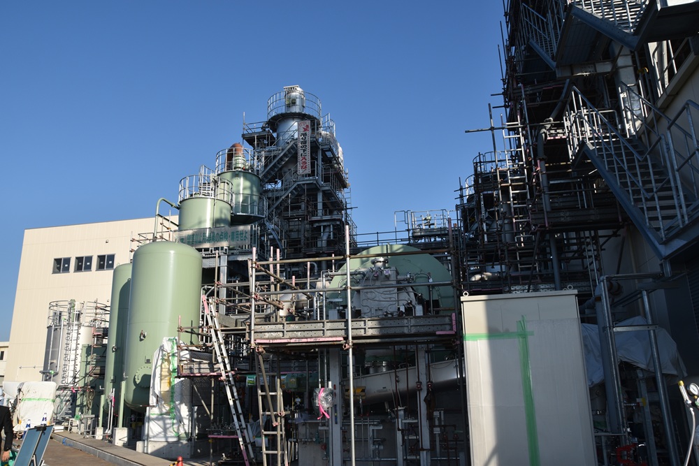 下水道〝脱炭素化〟の最新事例　千葉市南部浄化センター　創エネ・省エネで温室効果ガス排出量70％削減へ　東日本初、国交省の「ＣＮ地域モデル処理場計画」に登録_写真１　建設中の汚泥固形燃料化施設・５号炉