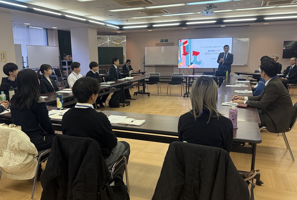 「みんなの夢がまちの未来を創る」　産学官の若手 下水道をテーマにワークショップ_趣旨説明を聞くメンバーの様子