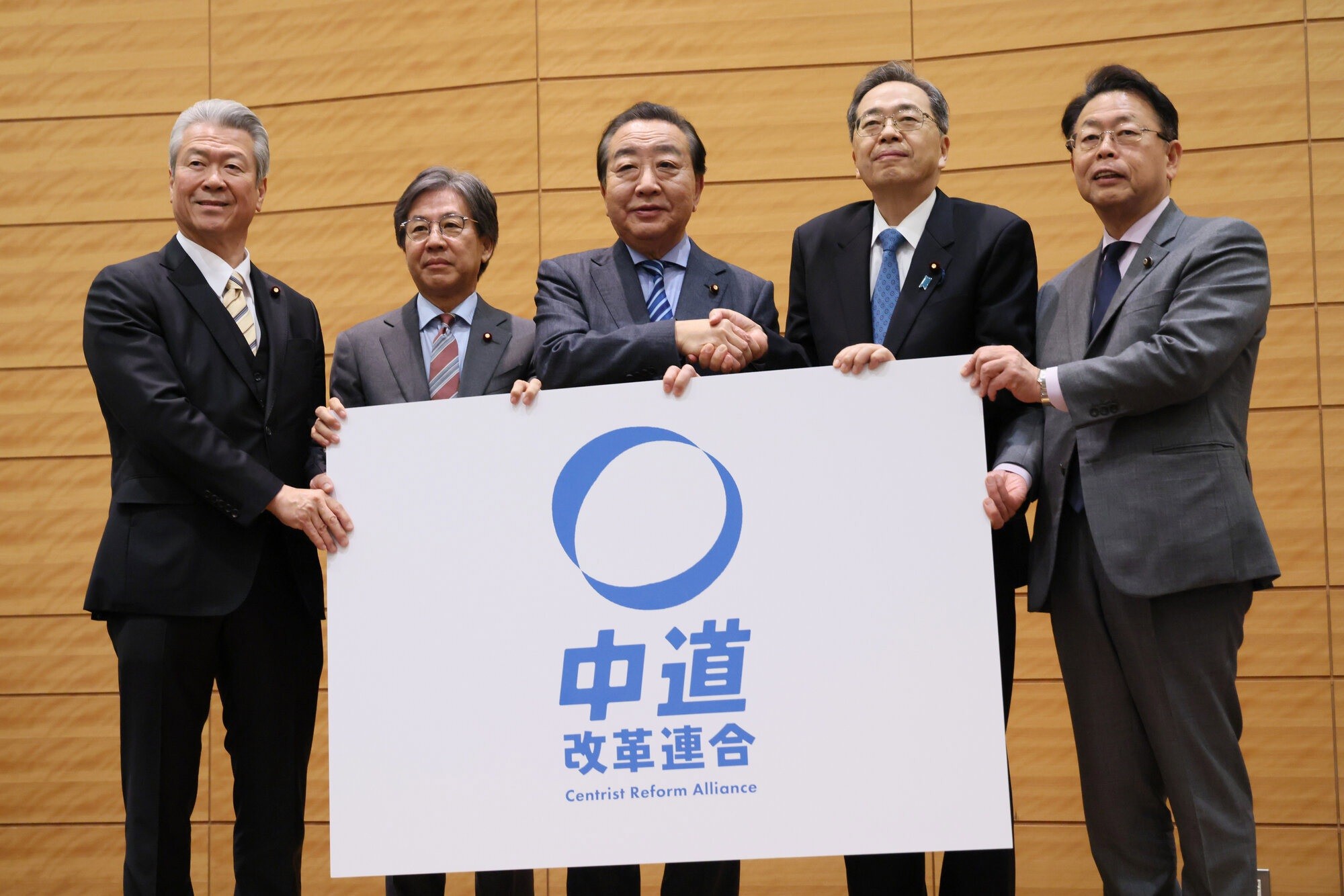 中道改革連合 原発再稼働を容認　 立憲、公明両党が基本政策_16日に国会内で新党の党名を公表する立憲民主、公明両党らの代表ら