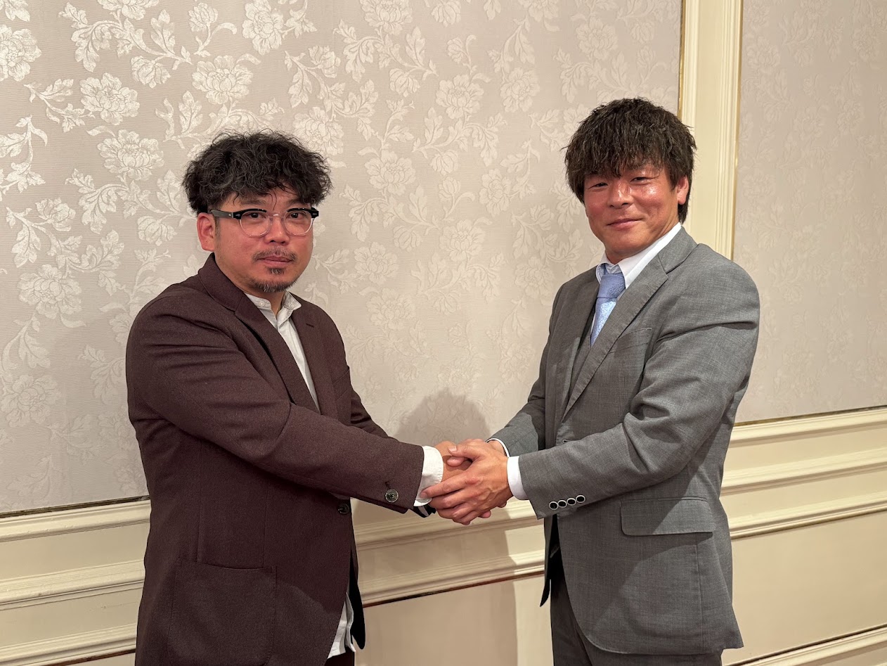 全国産業資源循環連合会青年部協議会 全国大会開催記念対談　テーマは「新世界へ～原点に立ち未来に挑夢～」　●出席者 上村誠紀氏全国産業資源循環連合会青年部協議会会長×平尾道哉氏 同全国大会実行委員長 〈_握手する上村会長（右）と平尾実行委員長