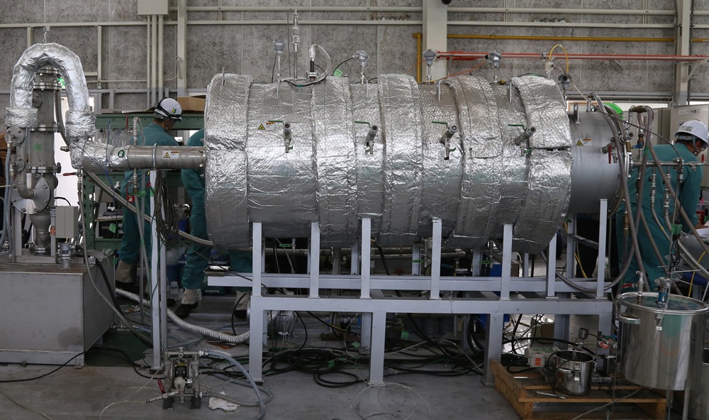 写真２　水素燃焼式高温加熱水蒸気分解処理試験装置