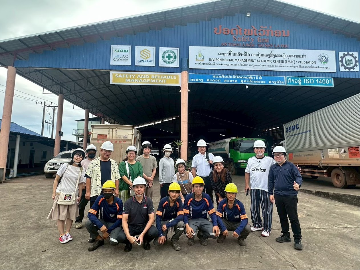 現地スタッフと一緒に