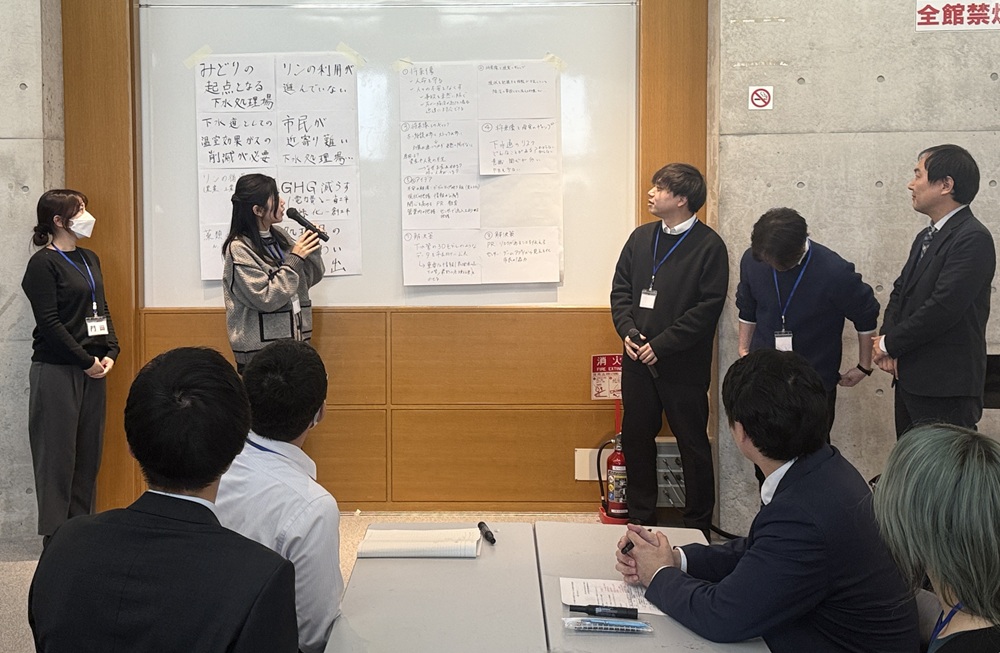 〝下水道の将来像〟描くワークショップ「インフラ未来会議in大阪」　２日目はワールドカフェでアイデア創出_シナリオを発表する様子