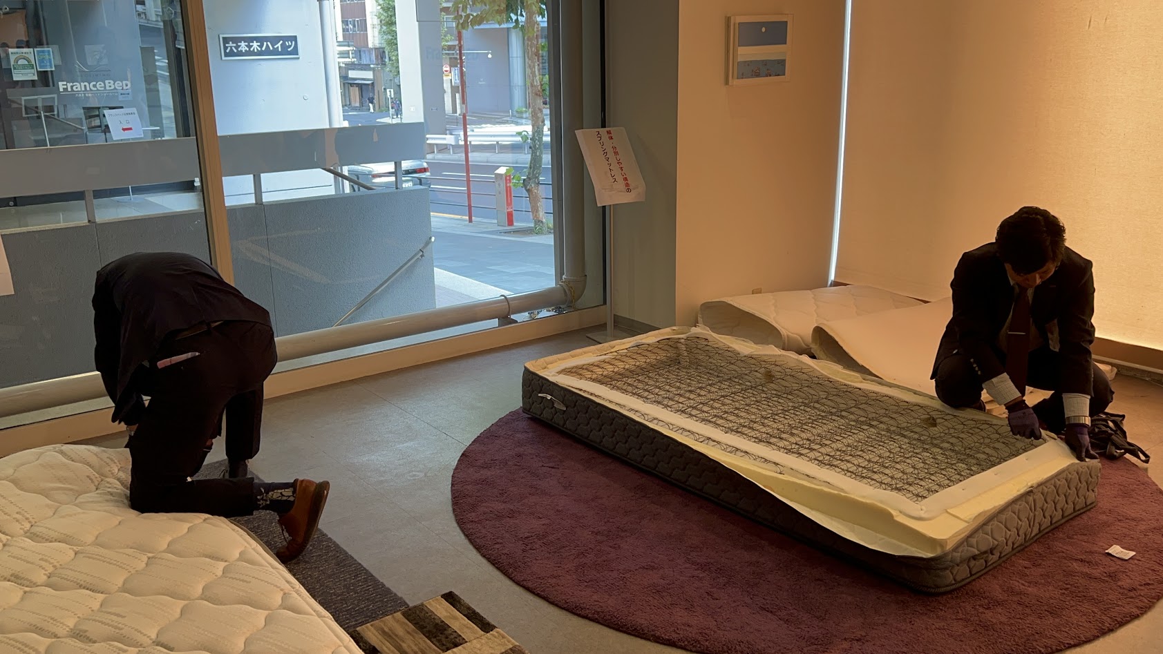 フランスベッドは簡単に分解、分別ができる「ＭＯＲＥＬＩＹ」仕様マットレス（右）を展開_　「ベッド」について考える―環境の視点で―　効率回収や解体容易化などリサイクルへさまざまな施策　