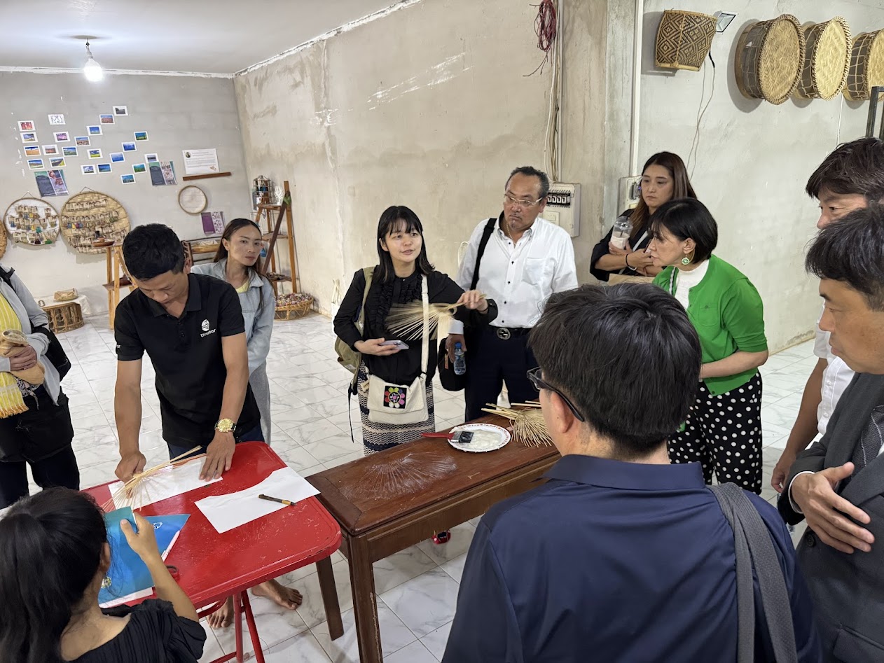 ラオス視察記・環境と福祉の現場から（３）障がい当事者作業所ソンパオ　日本から技術指導受け、〝竹うちわ〟を製造・販売へ_作業所で「竹うちわ」づくりを体験