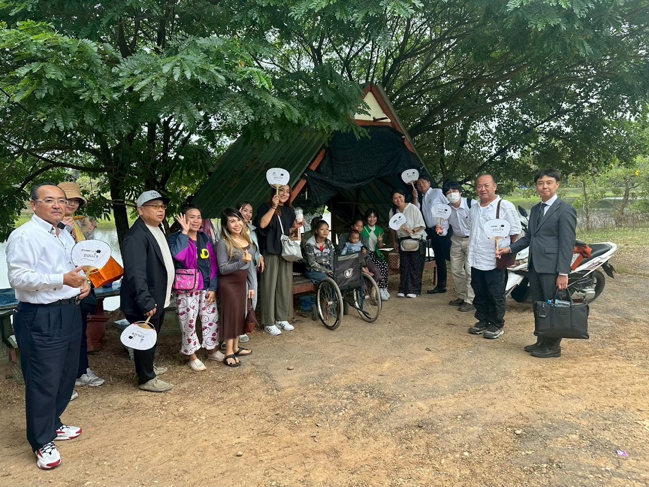 完成したうちわを手に、利用者と