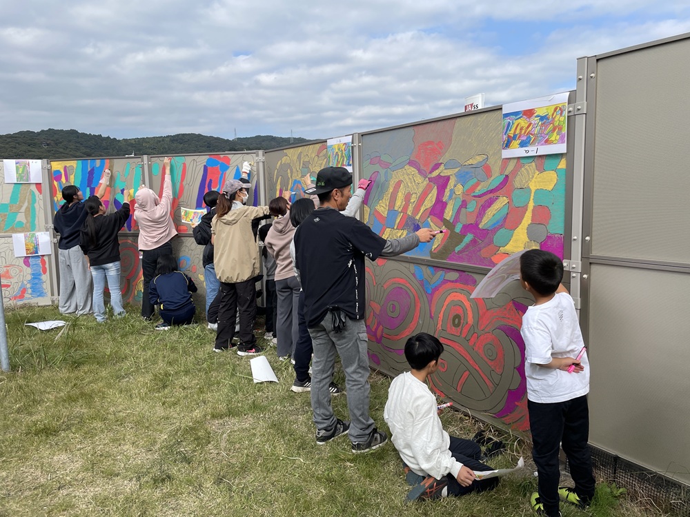 高校生や園児らが壁画を完成させた