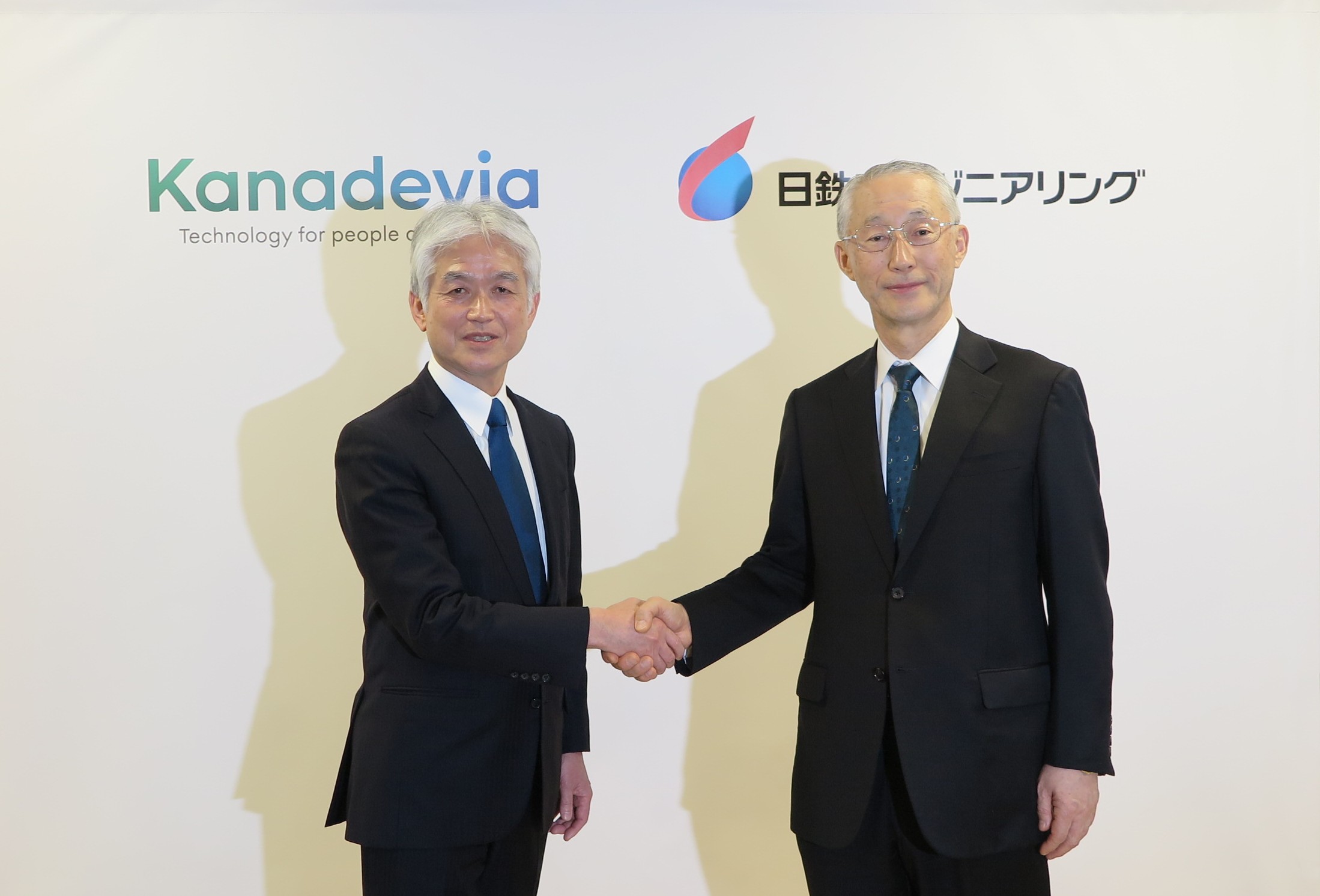 握手を交わすカナデビアの桑原道社長（左）と日鉄エンジの石倭行人社長