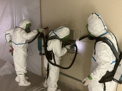 アスベスト分析機関技能試験の実施について　アスベスト分析ラウンドロビンテスト委員会広報部会長（環境管理センター） 豊口敏之　「分析調査者」のさらなるレベルアップを目指して_試料採取状況