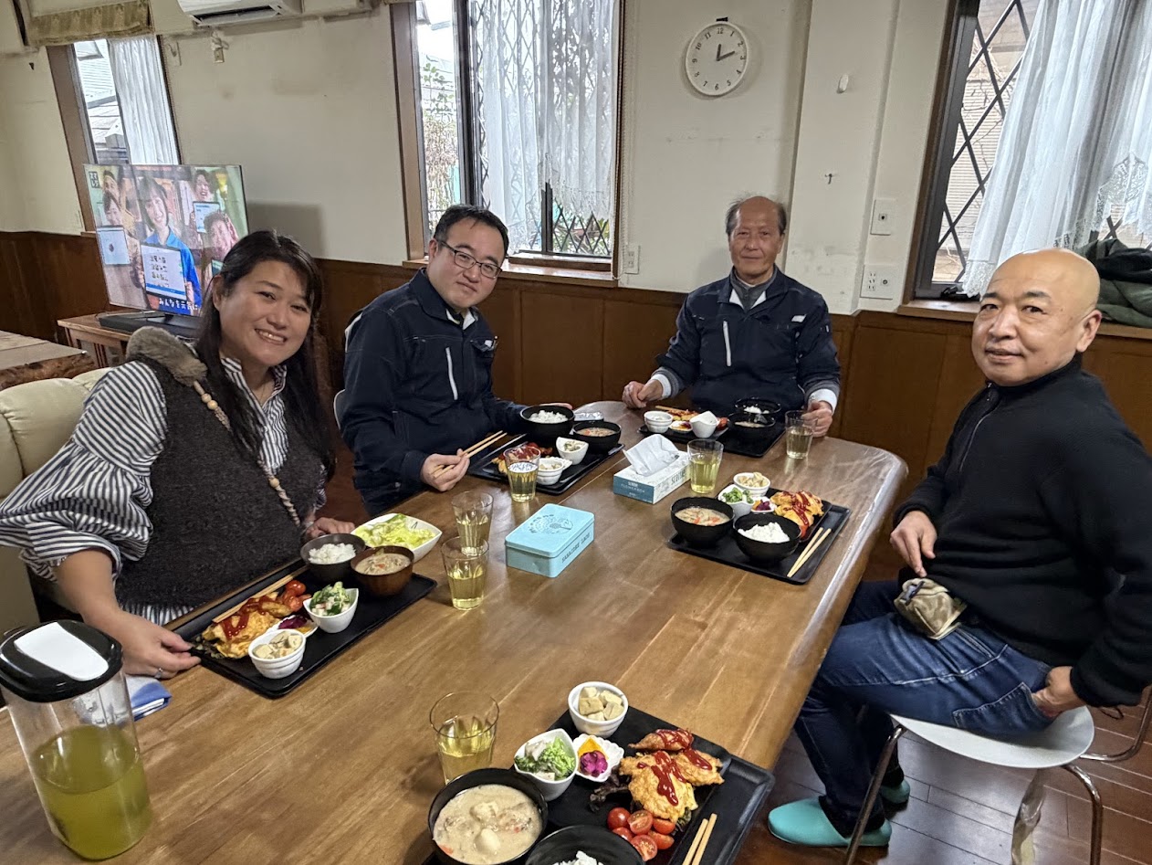 空き家活用し社員食堂開設　寝屋川興業／エンタープライズ山要_食卓を囲む山口玉緒社長（左）と社員たち