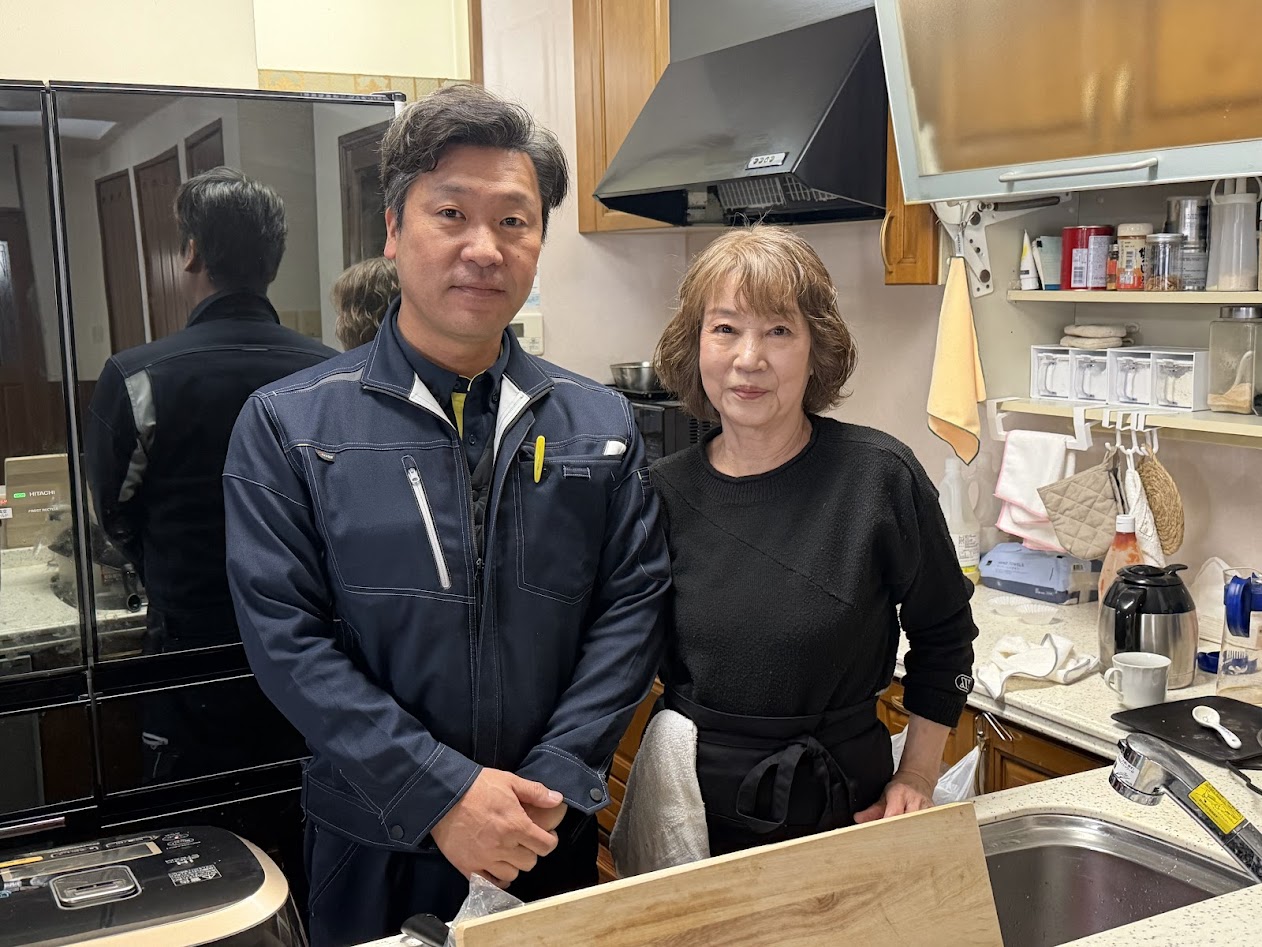 榊卓也営業部長と、その母で食堂を切り盛りする朋子さん