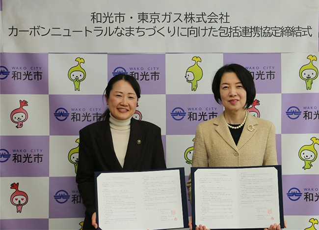 （左から）柴﨑市長、小西氏