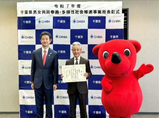 表彰式に臨んだ安池慎一郎社長（中央）