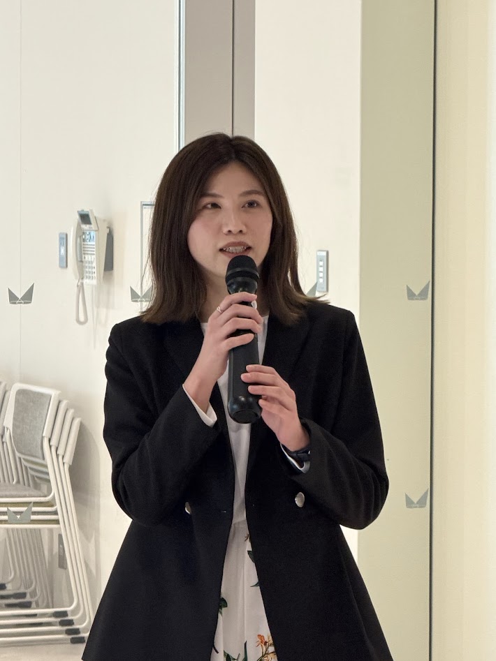 あいさつする橋本季和子代表取締役